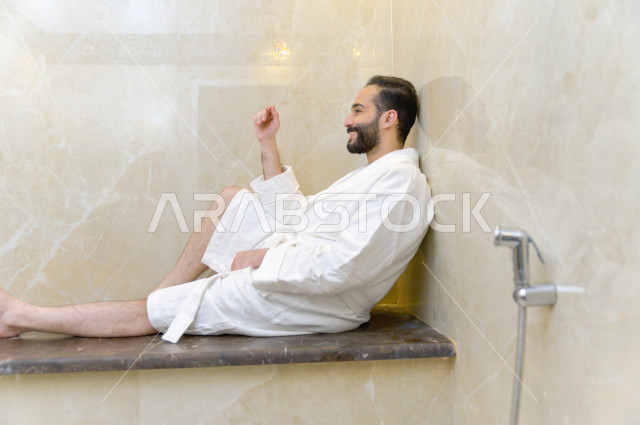 شاب سعودي داخل غرفة الساونا في احدى مراكز السبا بالسعودية ، تقديم افضل الخدمات للحصول على الراحة و الاسترخاء ، منتجعات صحية للعناية الصحية والبدنية ، اماكن سياحية 