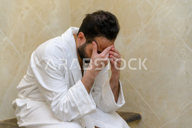 شاب سعودي داخل غرفة الساونا في احدى مراكز السبا بالسعودية ، تقديم افضل الخدمات للحصول على الراحة و الاسترخاء ، منتجعات صحية للعناية الصحية والبدنية ، اماكن سياحية 