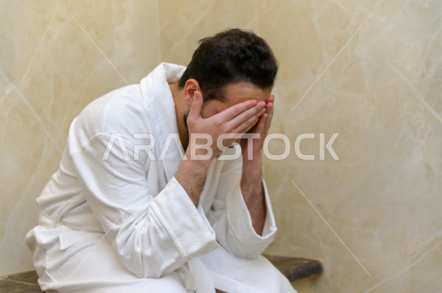 شاب سعودي داخل غرفة الساونا في احدى مراكز السبا بالسعودية ، تقديم افضل الخدمات للحصول على الراحة و الاسترخاء ، منتجعات صحية للعناية الصحية والبدنية ، اماكن سياحية 