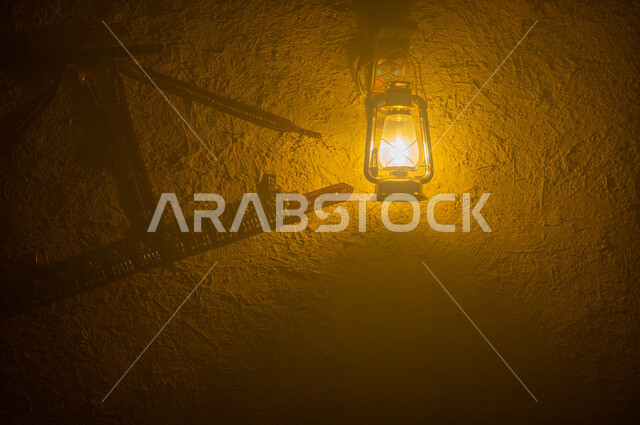 بيوت ومنشآت طينية تراثية في المملكة, صورة مقربة لفانوس نحاسي تقليدي مضيء معلق على الجدار، ذكرى تأسيس الدولة السعودية الاولى 22 فبراير, الأعياد والمناسبات الوطنية, يوم بدينا 1727 م، مفهوم الحضارة والأصالة والعراقة