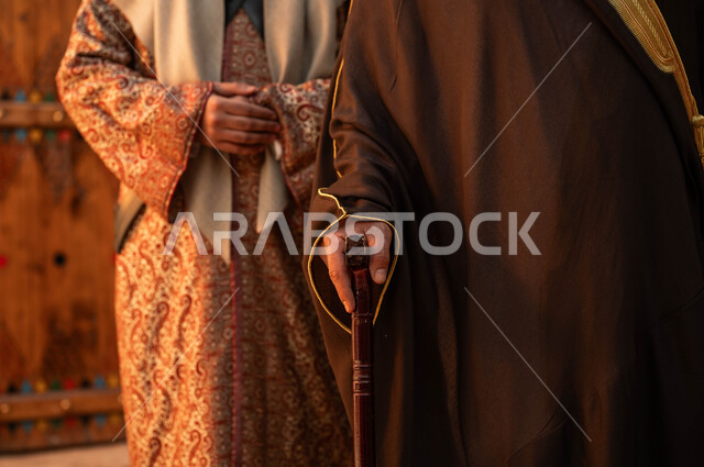 ذكرى تأسيس الدولة السعودية الأولى 22 فبراير، صورة مقربة ليد رجل عربي خليجي سعودي يرتدي الزي التقليدي ويحمل بيده العكاز، توارث حب الوطن من الاجداد ونشره بين الاجيال، يوم بدين 1727 م، الاعتزاز والفخر بالهوية السعودية، ارتداء الأزياء الشعبية في  المناسبات الوطنية