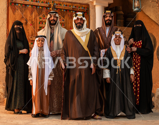 توارث حب الوطن من الاجداد، النظر إلى الكاميرا، المحبة بين افراد الأسرة ،ذكرى تأسيس الدولة السعودية الأولى 22 فبراير ،العائلات العربيه الخليجية السعودية ترتدي الأزياء الشعبية في الأعياد والمناسبات الوطنية ،الوقوف في أحد البيوت التراثية الطينية ،يوم بدينا 1727 م