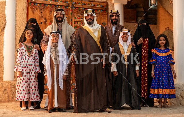 المحبة بين افراد الأسرة ،ذكرى تأسيس الدولة السعودية الأولى 22 فبراير ،العائلات العربيه الخليجية السعودية ترتدي الأزياء الشعبية في الأعياد والمناسبات الوطنية ،الوقوف في أحد البيوت التراثية الطينية ،يوم بدينا 1727 م، النظر إلى الكاميرا بإيماءات الفخر بالهوية الوطنيه