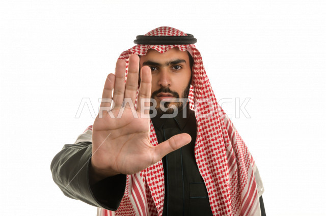 بورتريه لرجل سعودي خليجي  بإيماءات وجه و يدين مختلفة  ، تعابير وجه و يدين مختلفة  ، خلفية بيضاء