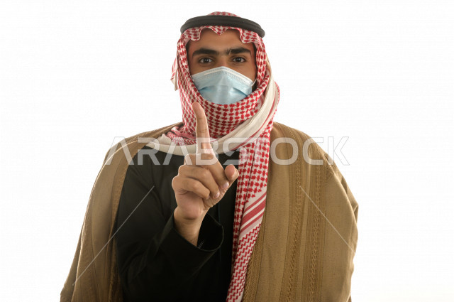 بورتريه لرجل سعودي خليجي  بإيماءات وجه و يدين مختلفة  ، تعابير وجه و يدين مختلفة ، يرتدي ملابس شتوية مناسبة لفصل الشتاء، خلفية بيضاء