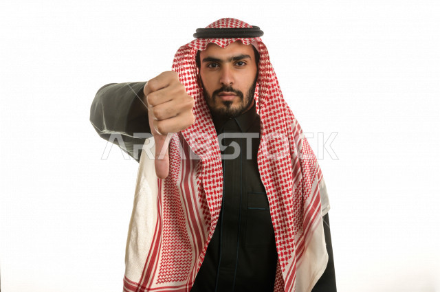 بورتريه لرجل سعودي خليجي غاضب و عابس بإيماءات وجه و يدين مختلفة  ، تعابير وجه و يدين مختلفة ، يرتدي ملابس شتوية مناسبة لفصل الشتاء، خلفية بيضاء