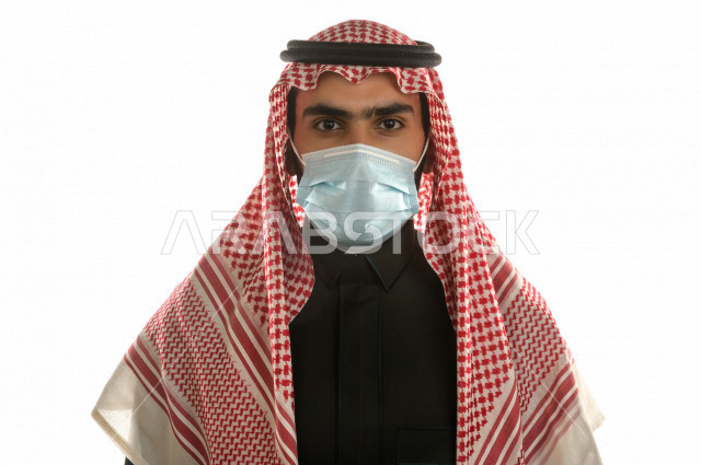 بورتريه لرجل سعودي خليجي  بإيماءات وجه و يدين مختلفة  ، تعابير وجه و يدين مختلفة ، يرتدي الكمامة ، خلفية بيضاء