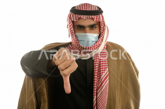 بورتريه لرجل سعودي خليجي غاضب و عابس بإيماءات وجه و يدين مختلفة  ، تعابير وجه و يدين مختلفة ، يرتدي ملابس شتوية مناسبة لفصل الشتاء، خلفية بيضاء