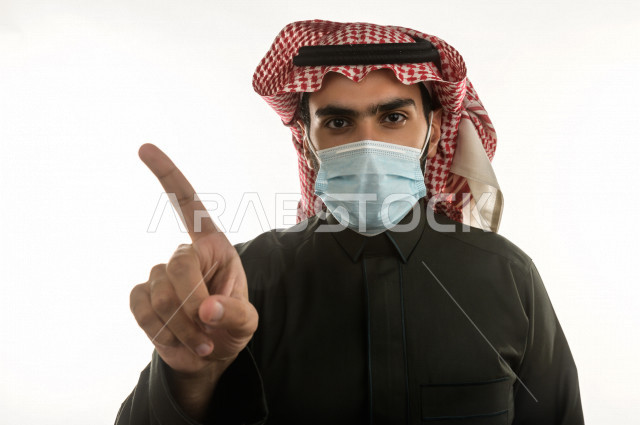 بورتريه لرجل سعودي خليجي  بإيماءات وجه و يدين مختلفة  ، تعابير وجه و يدين مختلفة ، يرتدي الكمامة ، خلفية بيضاء