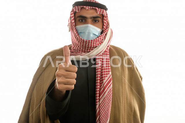 بورتريه لرجل سعودي خليجي  بإيماءات وجه و يدين مختلفة  ، تعابير وجه و يدين مختلفة ، يرتدي ملابس شتوية مناسبة لفصل الشتاء، خلفية بيضاء