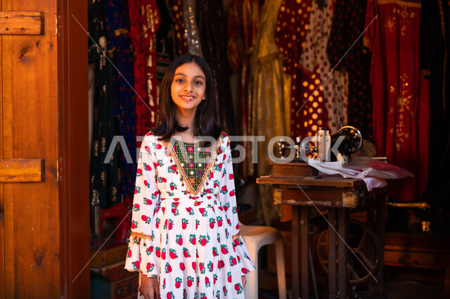 الحرف والمهن التقليدية الشعبية اليدوية, فتاة عربية خليجية سعودية مبتسمة ترتدي الزي التقليدي تنظر إلى الكاميرا, محلات تجارية لبيع وخياطة الأزياء والفساتين النسائية, يوم بدينا 1727م, ذكرى تأسيس الدولة السعودية الأولى في 22 فبراير، إحياء التراث الخليجي