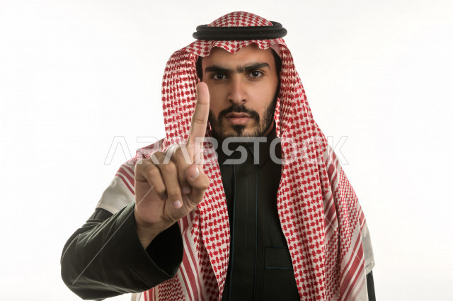 بورتريه لرجل سعودي خليجي  بإيماءات وجه و يدين مختلفة  ، تعابير وجه و يدين مختلفة  ، خلفية بيضاء