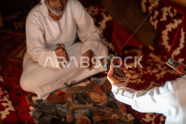 يوم بدينا 1727 م، صناعات و أعمال شعبية, ذكرى تأسيس الدولة السعودية الأولى 22 فبراير ،المهن والحرف اليدوية التقليدية القديمة, متجر اصلاح الأحذية، اسكافي عربي خليجي سعودي يرتدي الزي التقليدي يستخدم الأدوات المناسبة لصناعة وتصليح الأحذية, إحياء التراث الخليجي
