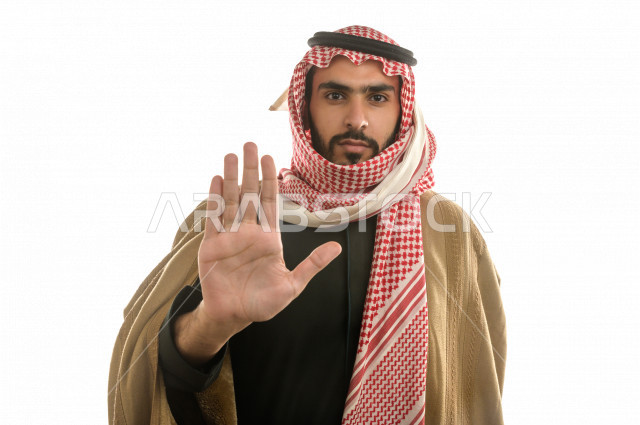 بورتريه لرجل سعودي خليجي بإيماءات وجه و يدين مختلفة ، يرتدي ملابس شتوية مناسبة لفصل الشتاء ، خلفية بيضاء