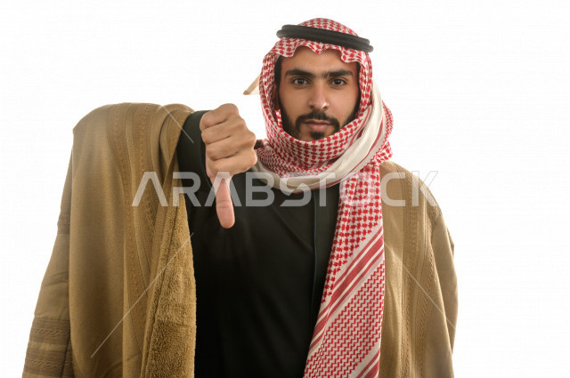 بورتريه لرجل سعودي خليجي غاضب و عابس بإيماءات وجه و يدين مختلفة  ، تعابير وجه و يدين مختلفة ، يرتدي ملابس شتوية مناسبة لفصل الشتاء، خلفية بيضاء