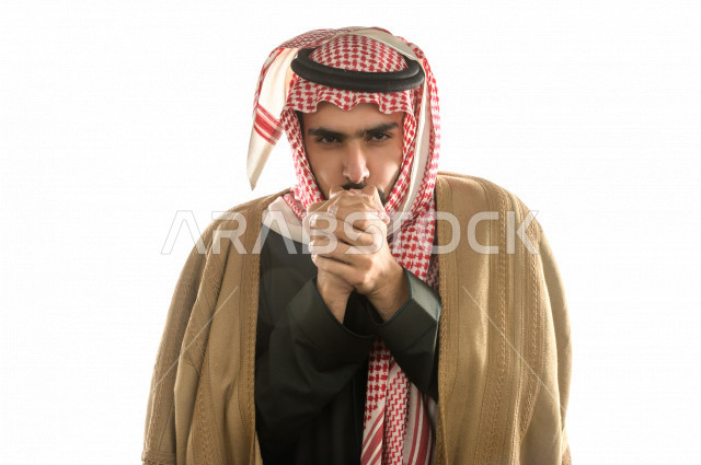 بورتريه لرجل سعودي خليجي بإيماءات الوجه التي تدل على الشعور بالبرد ، يرتدي ملابس شتوية مناسبة لفصل الشتاء ، خلفية بيضاء