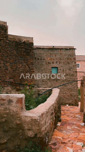 معالم و أماكن أثرية قديمة في المدن التاريخيه، الهندسي المعماري على الطراز القديم للمباني والأحياء، المناظر الطبيعيه في قرية آل ينفع في مركز تمنية في منطقة عسير في المملكة العربية السعودية، الاهتمام في زراعة النباتات و الأشجار الخضراء في إحدى القرى التراثية