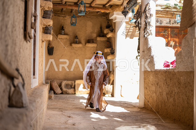 أسلوب الحياة القديمة، يوم بدينا 1727 م، تعليم الأولاد الفخر والاعتزاز بالانتماء للوطن، ارتداء الأزياء الشعبيه في المناسبات الوطنية، ذكرى تأسيس الدولة السعودية 22 فبراير، ولد عربي خليجي سعودي يرتدي العقال والبشت يركض بين البيوت والأحياء التراثية 