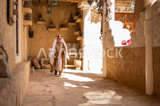 نمط الحياة القديمة، يوم بدينا 1727 م، تعليم الأولاد الفخر والاعتزاز بالانتماء للوطن، ارتداء الأزياء الشعبيه في المناسبات الوطنية، ذكرى تأسيس الدولة السعودية 22 فبراير، ولد عربي خليجي سعودي يرتدي العقال والبشت يركض بين البيوت والأحياء التراثية 