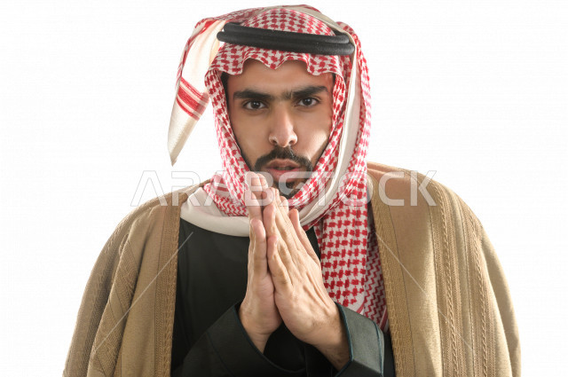 بورتريه لرجل سعودي خليجي بإيماءات الوجه التي تدل على الشعور بالبرد ، يرتدي ملابس شتوية مناسبة لفصل الشتاء ، خلفية بيضاء