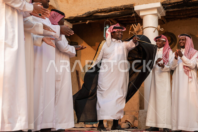 أزياء العرضة النجدية الشعبية، الرقص والمشاركة في الفعاليات والأعياد والمهرجانات الشعبية الوطنية ، مجموعة من الرجال العرب الخليجيين السعوديين يقومون بالاحتفال بذكرى تأسيس الدولة السعودية ٢٢فبراير، عروض فرق الفلكلور التراثي في المناسبات الوطنية، يوم بدينا١٧٢٧