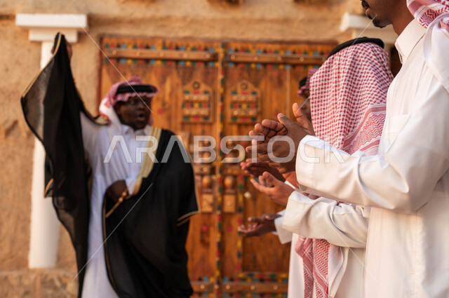 الاحياء التراثية الطينية القديمة، أزياء العرضة النجدية الشعبية، المشاركة في الفعاليات والأعياد والمهرجانات الوطنية ، رجل عربي خليجي سعودي يقوم بالرقص والاحتفال بذكرى تأسيس الدولة السعودية ٢٢فبراير، عروض فرق الفلكلور التراثي في المناسبات الوطنية، يوم بدينا١٧٢٧