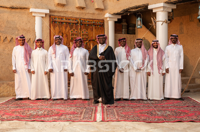 المشاركة في الفعاليات والأعياد والمهرجانات الشعبية الوطنية ، مجموعة من الرجال العرب الخليجيين السعوديين يقومون بالاحتفال بذكرى تأسيس الدولة السعودية ٢٢فبراير، عروض فرق الفلكلور التراثي في المناسبات الوطنية، ارتداء أزياء العرضة النجدية الشعبية، يوم بدينا١٧٢٧