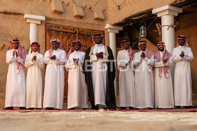 ذكرى تأسيس الدولة السعودية الأولى، ارتداء الأزياء الشعبية التقليدية والبشت في المناسبات، عروض فرق الفلكلور التراثي في المناسبات الوطنية، الاحياء التراثية الطينية القديمة، مجموعة من الرجال العرب الخليجيين السعوديين يقومون بالغناء والرقص احتفالا بيوم بدينا١٧٢٧