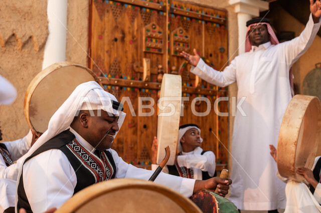 تخليد ذكرى إعادة توحيد الوطن، الغناء والرقص الشعبي وقرع الطبول احتفالا بيوم بدينا ١٧٢٧، عروض فرق الفلكلور التراثي في المناسبات الوطنية، ارتداء أزياء العرضه النجدية الشعبية، رجال عرب خليجيين سعوديين يقومون بالاحتفال بذكرى تأسيس الدولة السعودية ٢٢فبراير