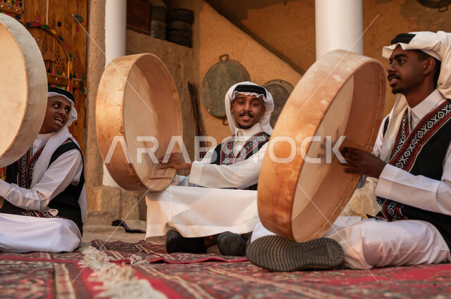 عروض فرق الفلكلور التراثي في المناسبات الوطنية، الرقص الشعبي والاهازيج وقرع الطبول احتفالا بيوم بدينا ١٧٢٧، ارتداء أزياء العرضه النجدية الشعبية، مجموعة من الرجال العرب الخليجيين السعوديين يقومون بالاحتفال بذكرى تأسيس الدولة السعودية ٢٢فبراير