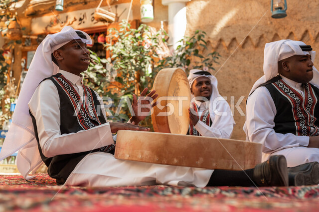 إيماءات الفرح والسعادة، قرع الطبول والرقص الشعبي احتفالا بيوم بدينا ١٧٢٧، عروض فرق الفلكلور التراثي في المناسبات الوطنية، ارتداء أزياء العرضه النجدية الشعبية، مجموعة من الرجال العرب الخليجيين السعوديين يقومون بالاحتفال بذكرى تأسيس الدولة السعودية ٢٢فبراير