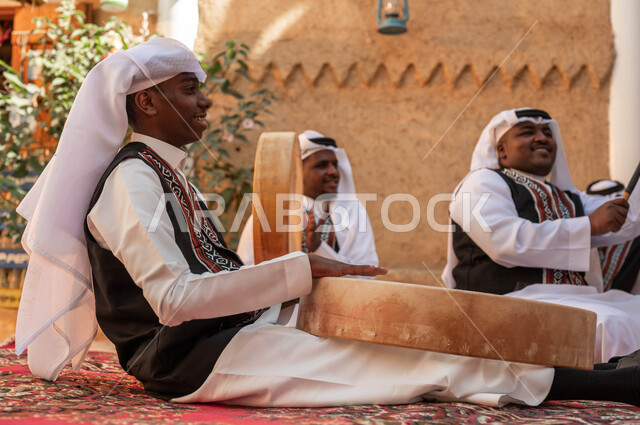 قرع الطبول والرقص الشعبي والاهازيج احتفالا بيوم بدينا ١٧٢٧، عروض فرق الفلكلور التراثي في المناسبات الوطنية، ارتداء أزياء العرضه النجدية الشعبية، مجموعة من الرجال العرب الخليجيين السعوديين يقومون بالاحتفال بذكرى تأسيس الدولة السعودية ٢٢فبراير