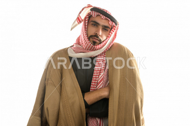 بورتريه لرجل سعودي خليجي بإيماءات الوجه التي تدل على الشعور بالبرد ، يرتدي ملابس شتوية مناسبة لفصل الشتاء ، خلفية بيضاء