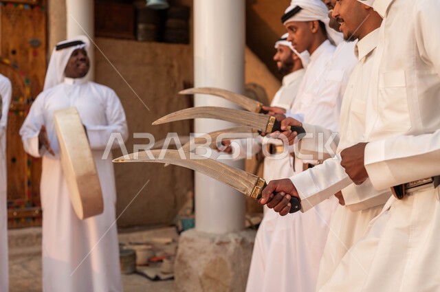 تأسيس الدوله السعوديه الاولى ٢٢ فبراير، فرقة الفلكلور التراثي، احياء ذكرى اليوم الوطني السعودي، مجموعة من الرجال العرب السعوديين الخليجيين يرتدون الزي التقليدي يقومون بالرقص بالسيوف بحركات منتظمة في المناسبات الوطنية والمهرجانات الشعبية، عروض  يوم بدينا  ١٧٢٧م