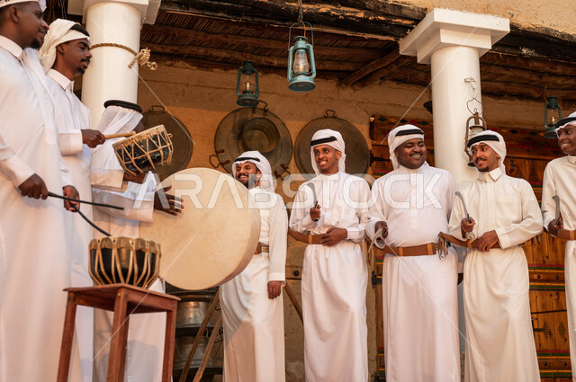 الرقص والاهازيج احتفالا بيوم بدينا 1727, المشاركة في الفعاليات والمناسبات الوطنية, مجموعة من الرجال العرب السعوديين الخليجيين يرتدون الزي التقليدي يقومون بالرقص احتفالا بيوم تأسيس الدولة السعودية 22 فبراير, تخليد ذكرى إعادة توحيد الوطن