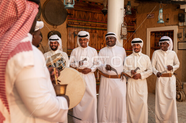 المشاركة في الفعاليات والمناسبات الوطنية, مجموعة من الرجال العرب السعوديين الخليجيين يرتدون الزي التقليدي يقومون بالرقص احتفالا بيوم تأسيس الدولة السعودية 22 فبراير, تخليد ذكرى إعادة توحيد الوطن, الرقص والاهازيج احتفالا بيوم بدينا 1727