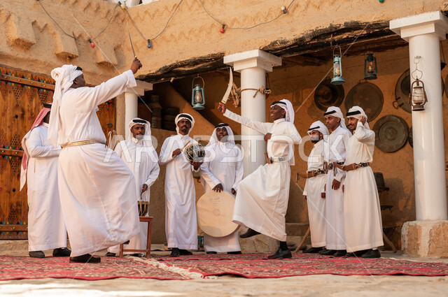 عروض فرق الفلكلور في المناسبات الوطنية, مجموعة من الرجال العرب السعوديين الخليجيين يرتدون الزي التقليدي يقومون بالاحتفال والرقص تخليدا ليوم تأسيس الدولة السعودية 22 فبراير,  يوم بدينا 1727, المشاركة في الفعاليات  والاعياد والمناسبات الوطنية