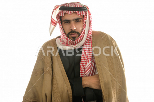 بورتريه لرجل سعودي خليجي بإيماءات الوجه التي تدل على الشعور بالبرد ، يرتدي ملابس شتوية مناسبة لفصل الشتاء ، خلفية بيضاء