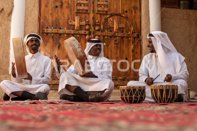 نظرات الفخر والاعتزاز بالانتماء للبلاد, تخليد ذكرى اعادة توحيد الوطن العربي, مجموعة من الرجال العرب السعوديين الخليجيين يقومون بالاحتفال بذكرى تأسيس الدولة السعودية 22 فبراير, الغناء والرقص الشعبي احتفالا بيوم بدينا 1727, احتفالات ومناسبات وطنية
