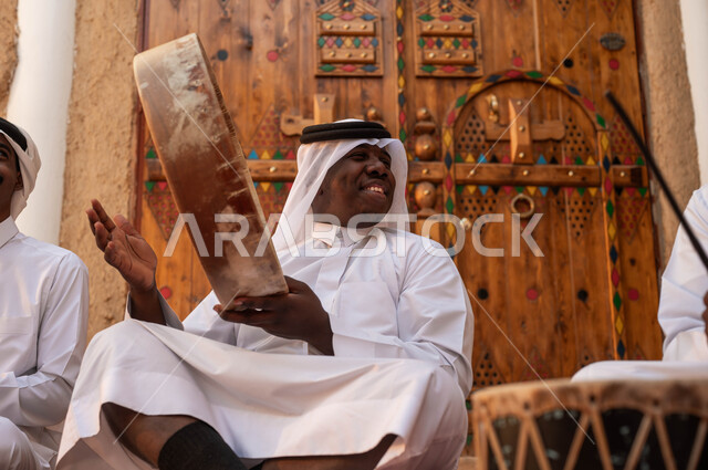 الاحتفال والأهازيج بيوم بدينا ١٧٢٧, تخليد ذكرى إعادة توحيد الوطن، رجل عربي سعودي خليجي يقوم بالاحتفال بذكرى تأسيس الدولة السعودية ٢٢فبراير،ارتداء الأزياء الشعبية التقليدية والعقال في المناسبات الوطنية, اظهار الولاء والحب للدولة السعودية