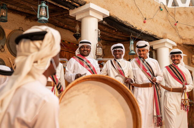 عروض فرق الفلكلور التراثي في المناسبات الوطنية، مجموعة من الرجال العرب الخليجيين السعوديين يقومون بالغناء والرقص احتفالا بيوم بدينا١٧٢٧, ارتداء الأزياء الشعبية التقليدية والبشت في المناسبات الوطنية، ذكرى تأسيس الدولة السعودية ٢٢فبراير