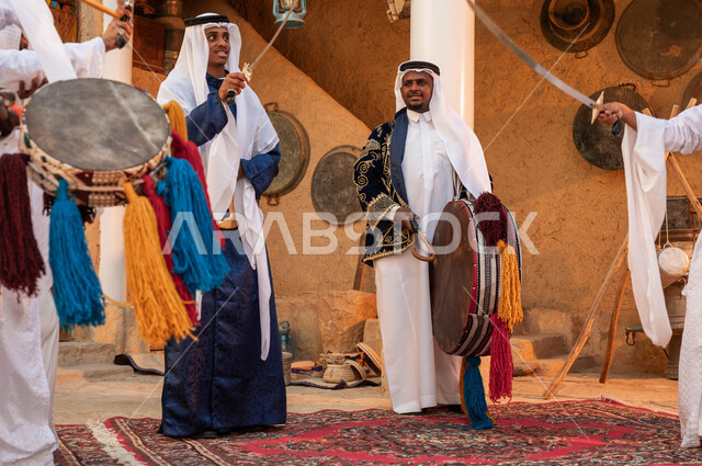الاحتفال بذكرى تأسيس الدوله السعوديه الاولى ٢٢ فبراير, الاحتفال بالأهازيج والأشعار في المناسبات الوطنية, عروض فرقة الفلكلورالتراثي والفنون الشعبية, فرقة العرضة النجديه ترتدي الزي التقليدي تقوم بالرقص الشعبي بالسيوف والطبول, يوم بدينا 1727م