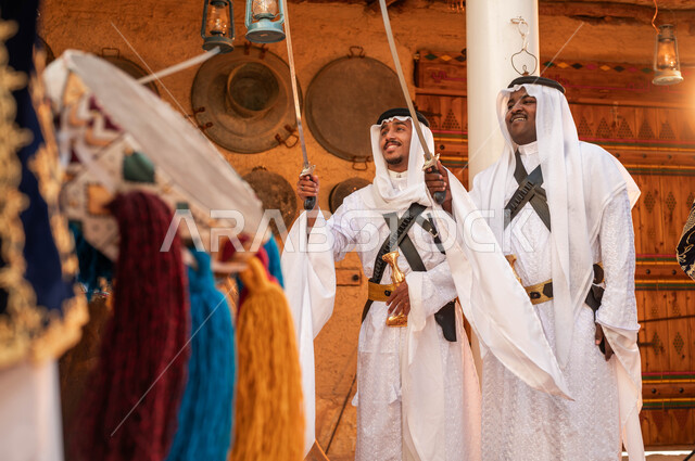 تأسيس الدوله السعوديه الاولى ٢٢ فبراير، فرقة الفلكلورالتراثي، فرقة العرضة ترتدي الزي التقليدي تقوم بالرقص الشعبي بالسيوف والاهازيج وقرع الطبول في المناسبات الوطنية، عروض يوم بدينا ١٧٢٧م, حب الوطن والانتماء إليه