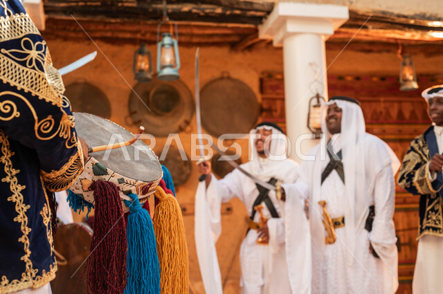 عروض فرقة الفلكلور التراثي، ذكرى تأسيس الدوله السعوديه الاولى ٢٢ فبراير، فرقة عرضة عربية خليجية سعودية ترتدي الزي التقليدي تقوم بالرقص الشعبي بالسيوف والاهازيج وقرع الطبول في المناسبات الوطنية، يوم بدينا ١٧٢٧م، العرضة والفنون الشعبية
