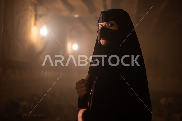 إحياء ذكرى تأسيس الدولة السعودية الأولى 22 فبراير, يوم بدينا 1727م, ارتداء الأزياء الشعبية التقليدية في الأعياد والمناسبات الوطنية, صورة مقربة لإمرأة عربية خليجية سعودية ترتدي العباءة والبرقع تنظر إلى الكاميرا, إظهار الجمال العربي للنساء السعوديات