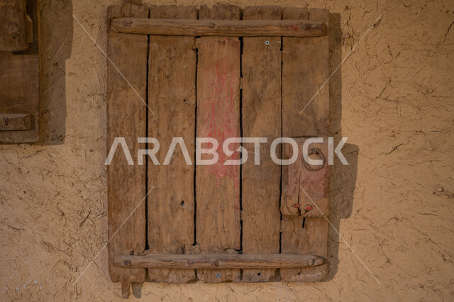 الحضارة والأصالة والعراقة السعودية, صورة مقربة لنافذة خشبية على الطراز التاريخي القديم, بيوت ومنشآت تراثية طينية في المملكة، يوم بدينا 1727 م، ذكرى تأسيس الدولة السعودية الاولى 22 فبراير