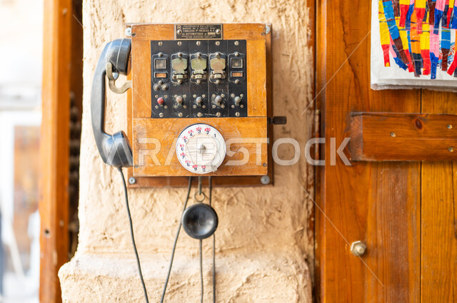 شعبيات وأدوات خليجية نادرة, أنتيكا وأجهزة قديمة, صورة مقربة لهاتف أرضي ثابت سلكي قديم في إحدى الأسواق التراثية, وسائل اتصال تقليدية في المملكة، يوم بدينا 1727 م، ذكرى تأسيس الدولة السعودية الاولى 22 فبراير