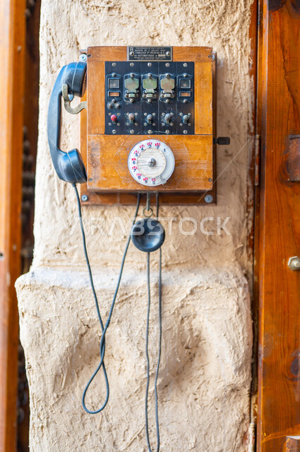 شعبيات وأدوات خليجية نادرة, أنتيكا وأجهزة قديمة, صورة مقربة لهاتف أرضي ثابت سلكي قديم في إحدى الأسواق التراثية, وسائل اتصال تقليدية في المملكة، يوم بدينا 1727 م، ذكرى تأسيس الدولة السعودية الاولى 22 فبراير