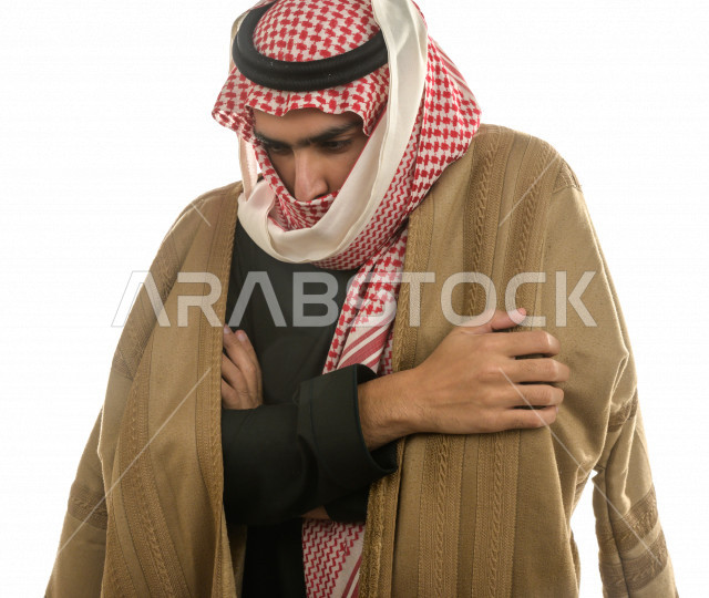 بورتريه لرجل سعودي خليجي بإيماءات الوجه التي تدل على الشعور بالبرد ، يرتدي ملابس شتوية مناسبة لفصل الشتاء ، خلفية بيضاء