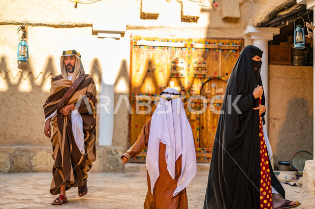 أسلوب الحياة في البيوت التراثية المبنية من الطين على الطراز القديم، ذكرى تأسيس الدولة السعودية الاولى 22 فبراير، عائلة عربيه خليجية سعودية ترتدي الأزياء الشعبية في الأعياد والمناسبات الوطنية، يوم بدينا 1727 م